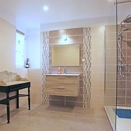Beautiful 1-bed 2km Quiet Walk From