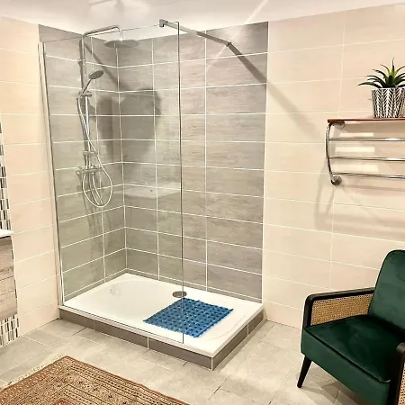 Beautiful 1-bed 2km Quiet Walk From *