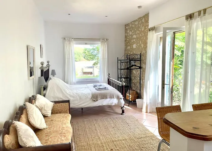 Walnut Sleeps 2 With Terrace Semesterbostad